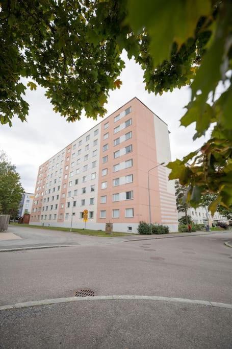 Tyylikkaeaesti Retroa Ja Modernia Hervanta Atomikatu 5 Tampere